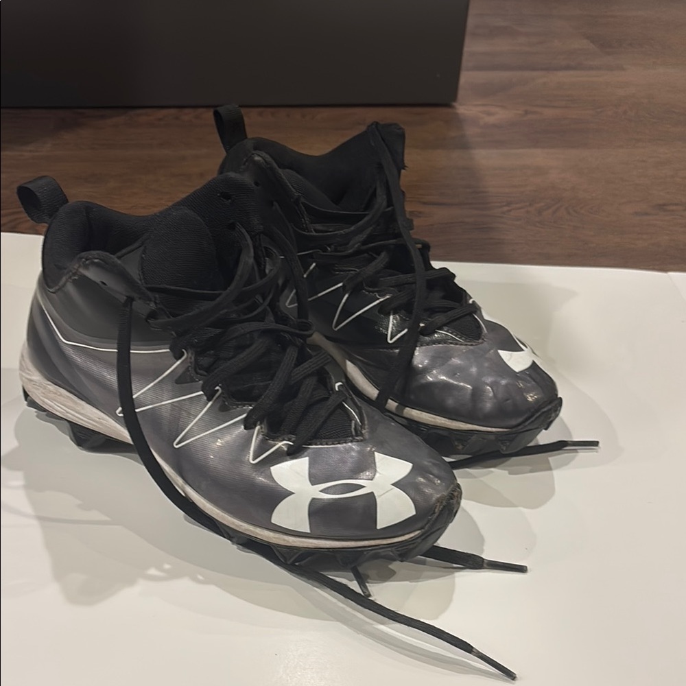 Under Armour Black and White Sports Cleats